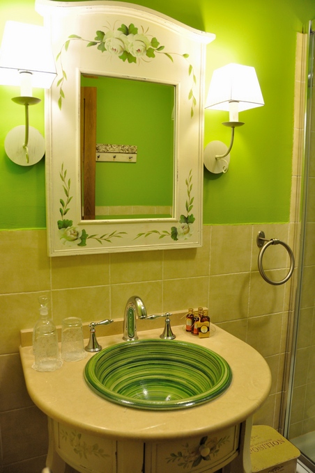 Baño habitación verde